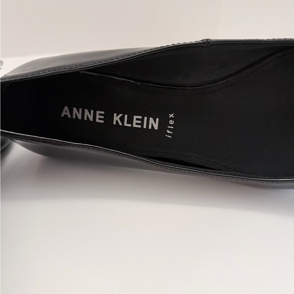 Anne Klein iFlex Black Patent Leather Ballet Flats Gold Lion Bow Size 8 - Picture 7 of 9